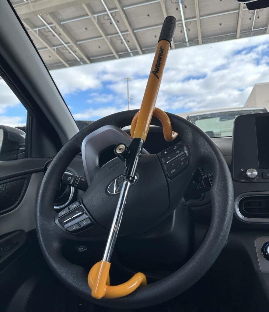 Steering wheel with a steering wheel lock