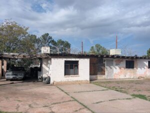 photo of an abandoned house.