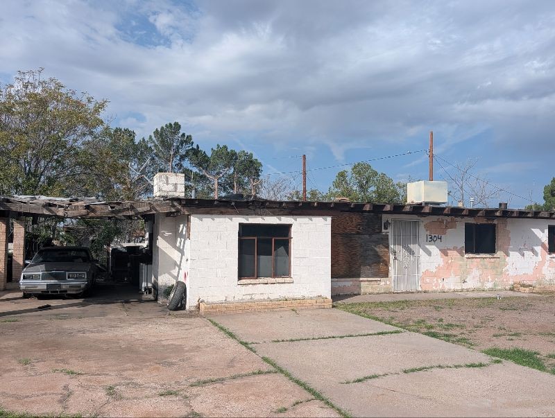 photo of an abandoned house.
