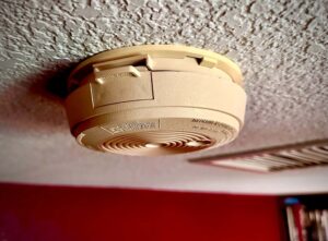 a photo of a smoke alarm